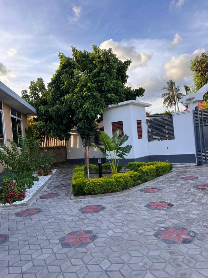 Haika Home Lodge Dar es Salaam Ngoại thất bức ảnh